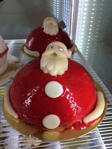 Gâteau en forme de Père Noël pour les fêtes de fin d'année en pâtisserie à Namur